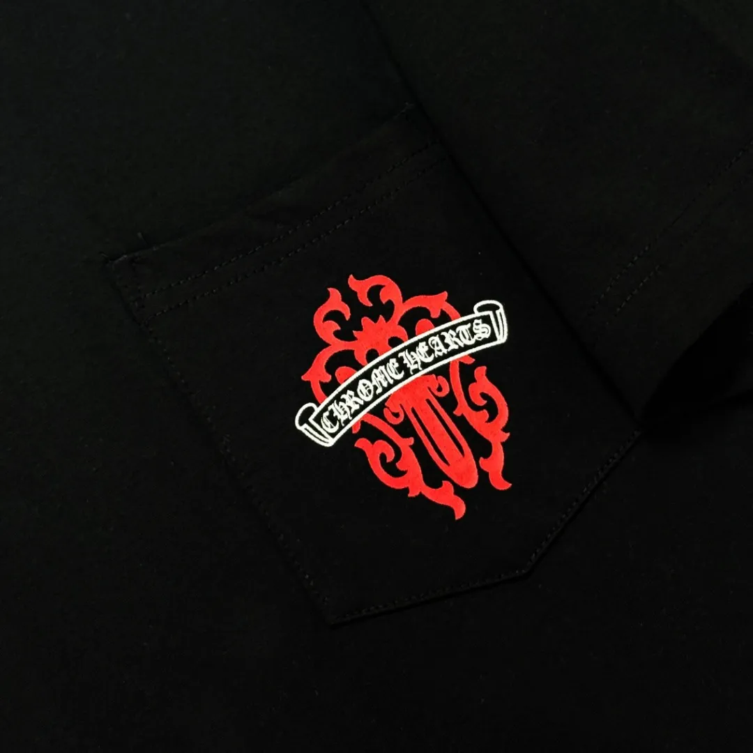 P170 Chrome Hearts 25 high-end versions. The fabric is made of 300 grams of high-density pure cotton. It does not deform or shrink. It has three labels. It is the same style for men and women. Technology: suede foaming + digital printing. Color: white, black. SIZE: S-XL.